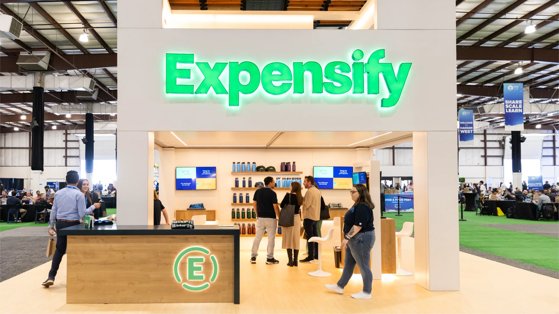 Le stand Expensify et son identité visuelle lors d’un événement
